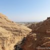 Durch&#039;s Wadi Qelt in der Ferne Jericho