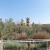 Taufstelle am Jordan, im Hintergrund Kirche in Jordanien