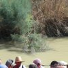 Die Taufstelle am Jordan mit Täuflingen